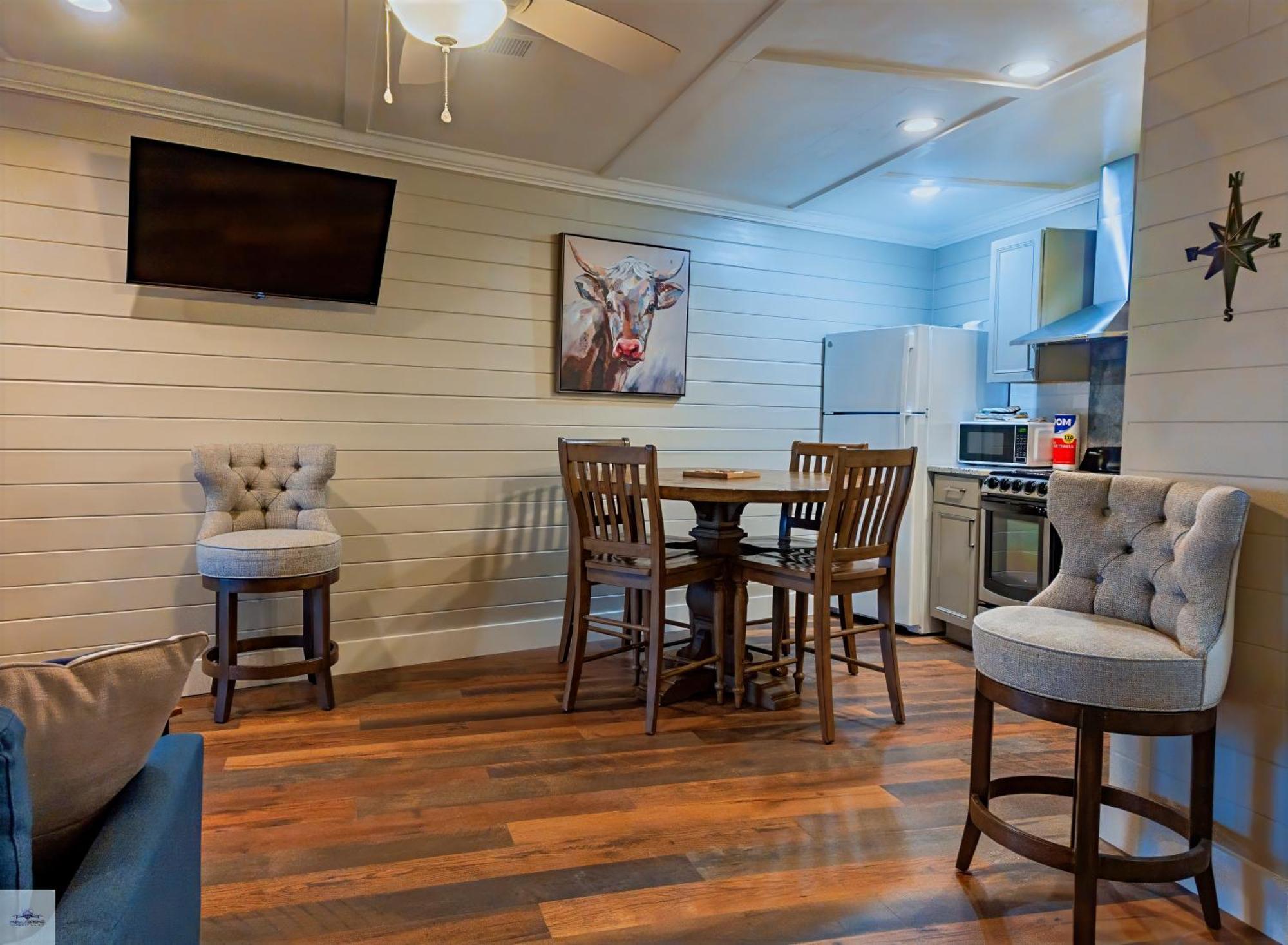 Blue Dolphin Inn And Cottages แกรนด์ไอล์ ภายนอก รูปภาพ