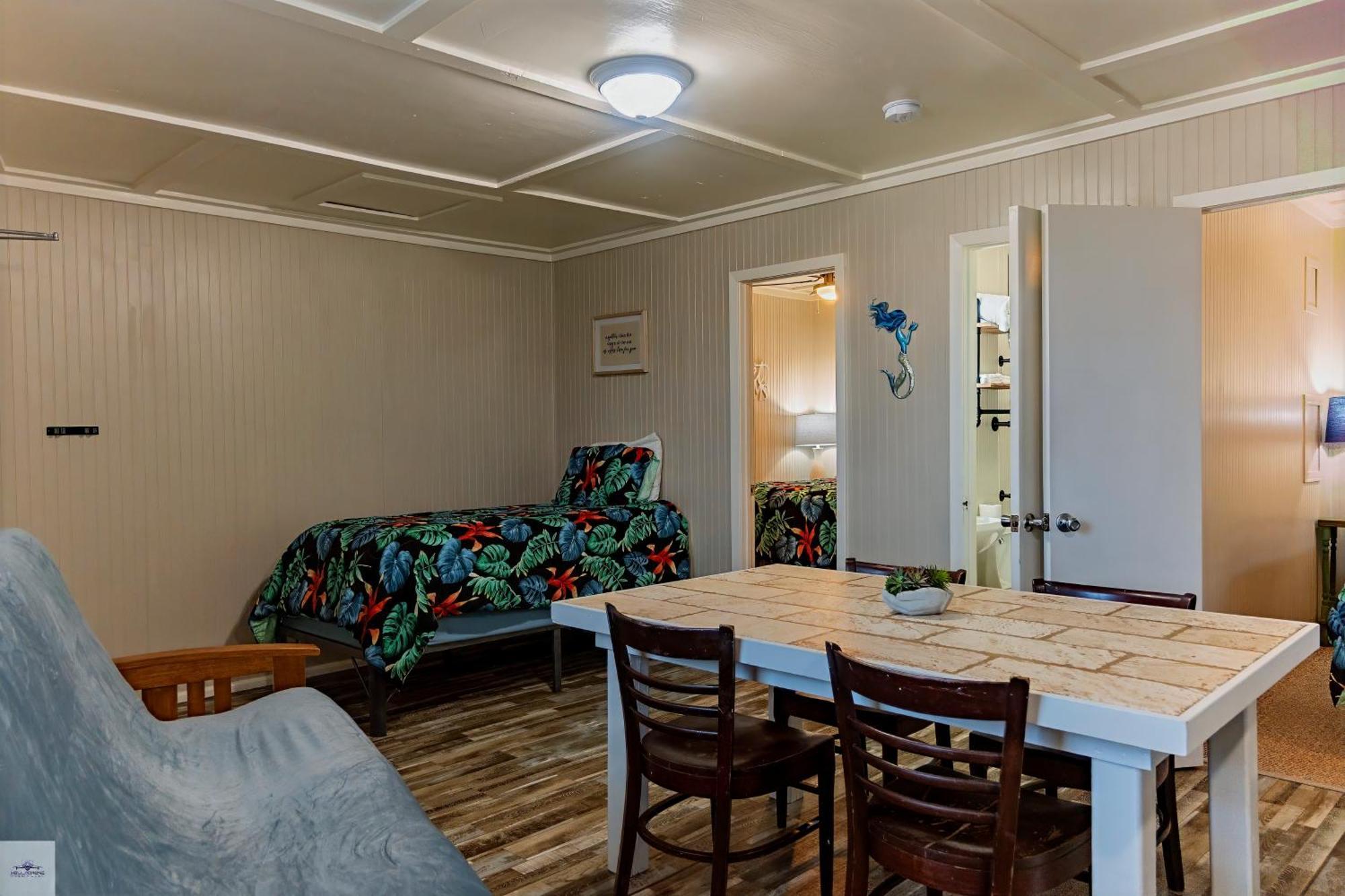 Blue Dolphin Inn And Cottages แกรนด์ไอล์ ภายนอก รูปภาพ