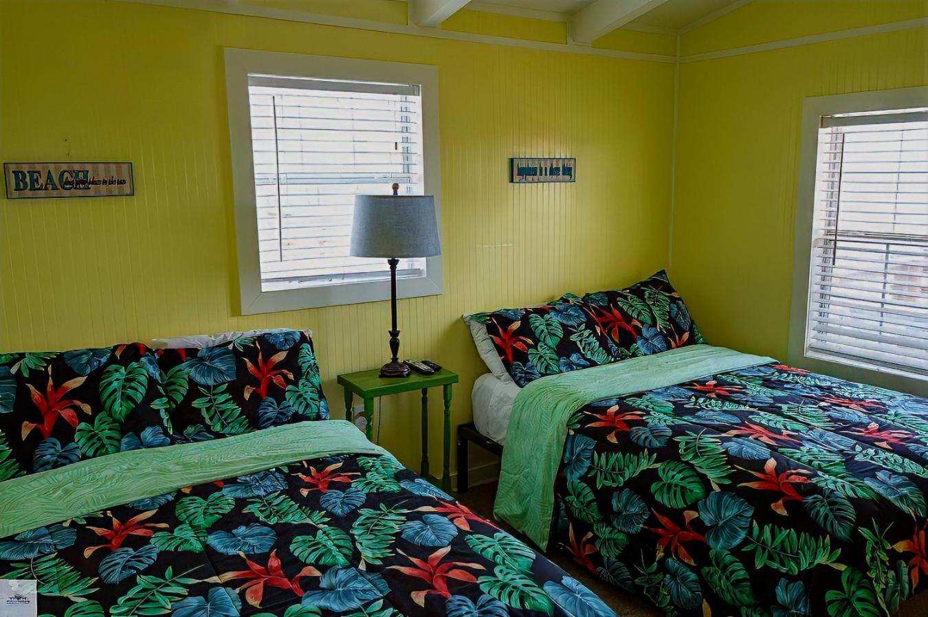 Blue Dolphin Inn And Cottages แกรนด์ไอล์ ภายนอก รูปภาพ