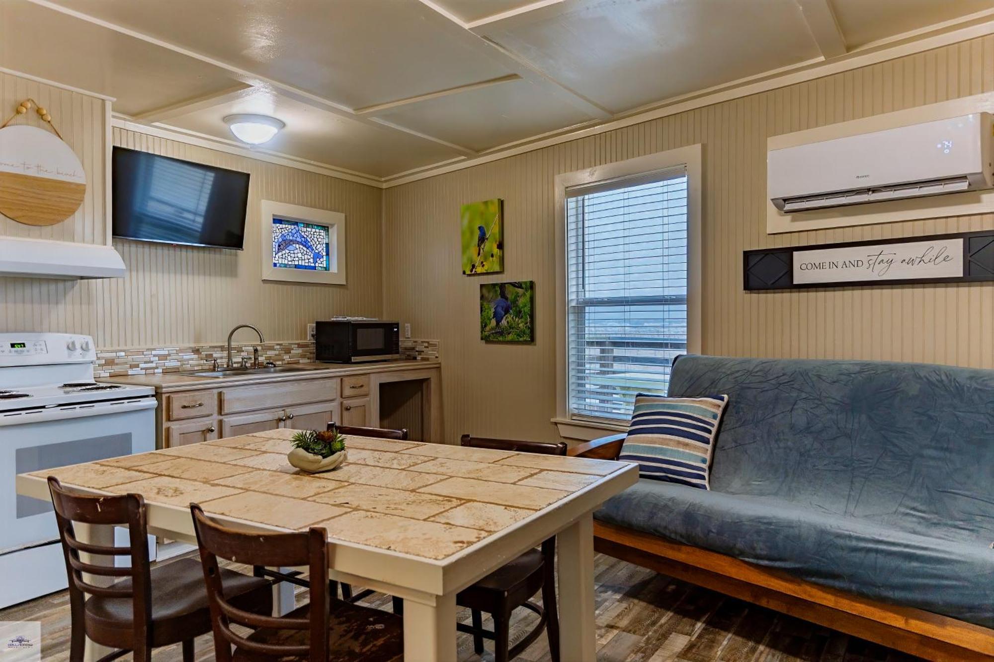 Blue Dolphin Inn And Cottages แกรนด์ไอล์ ภายนอก รูปภาพ