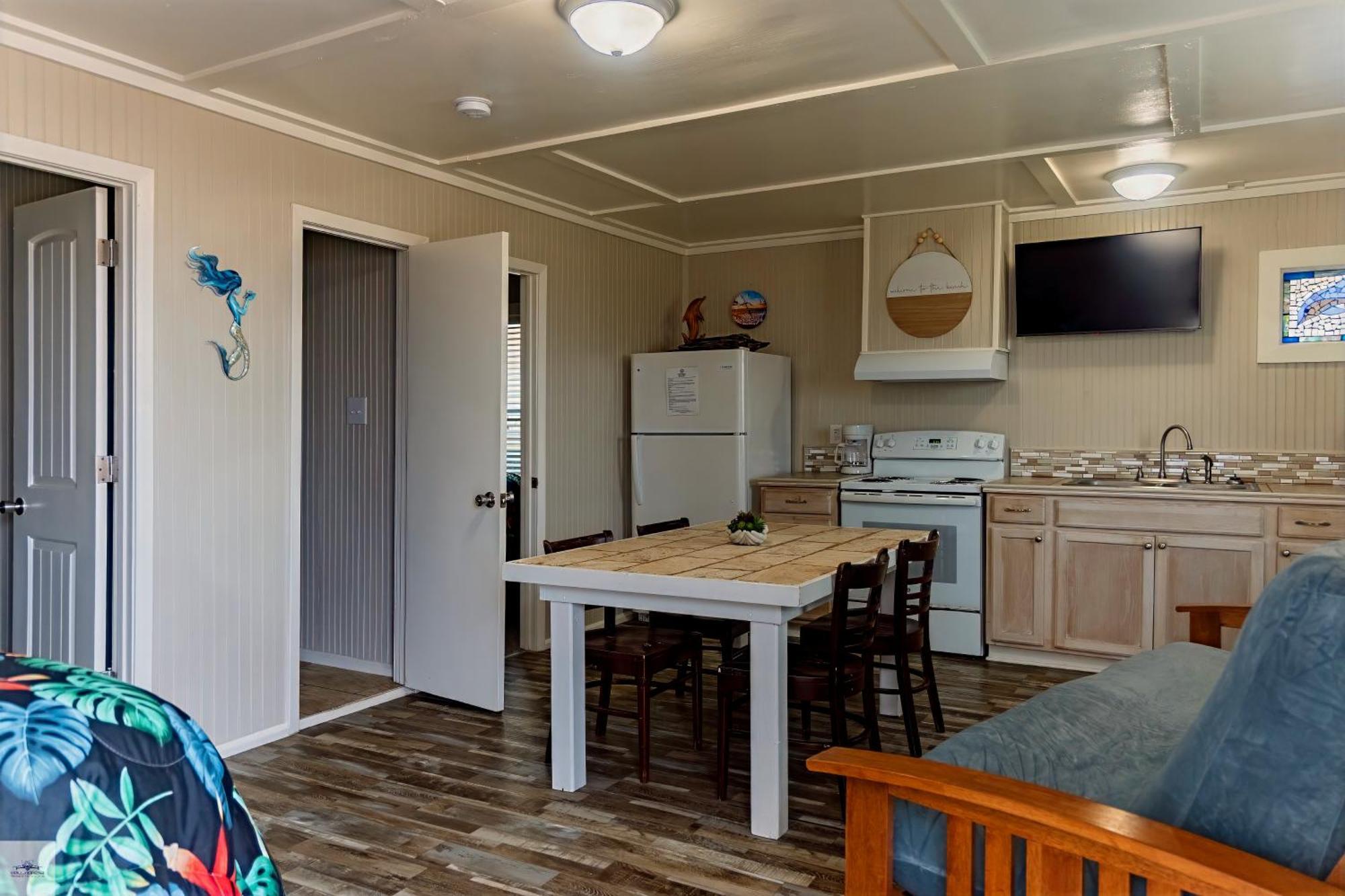 Blue Dolphin Inn And Cottages แกรนด์ไอล์ ภายนอก รูปภาพ