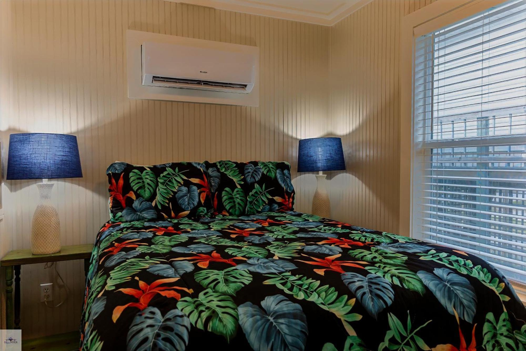 Blue Dolphin Inn And Cottages แกรนด์ไอล์ ภายนอก รูปภาพ