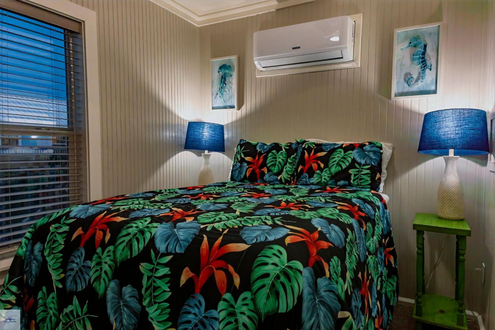 Blue Dolphin Inn And Cottages แกรนด์ไอล์ ภายนอก รูปภาพ