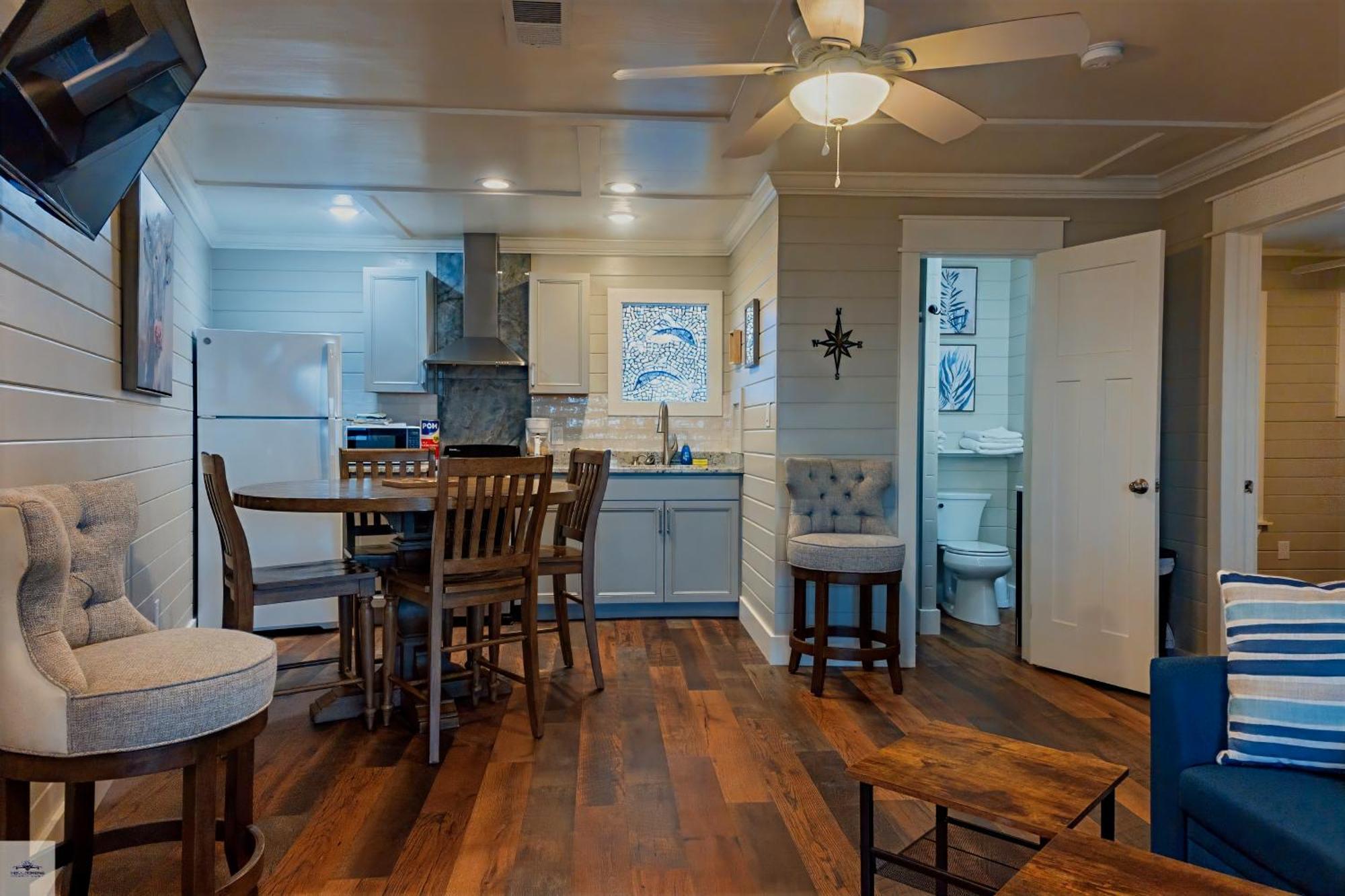 Blue Dolphin Inn And Cottages แกรนด์ไอล์ ภายนอก รูปภาพ
