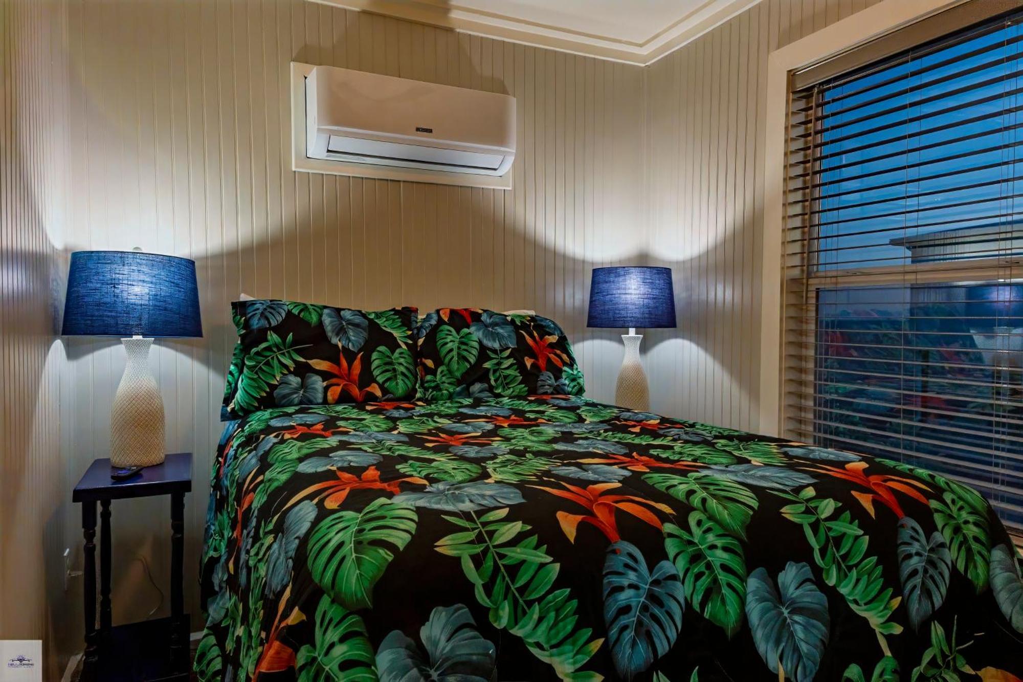 Blue Dolphin Inn And Cottages แกรนด์ไอล์ ภายนอก รูปภาพ