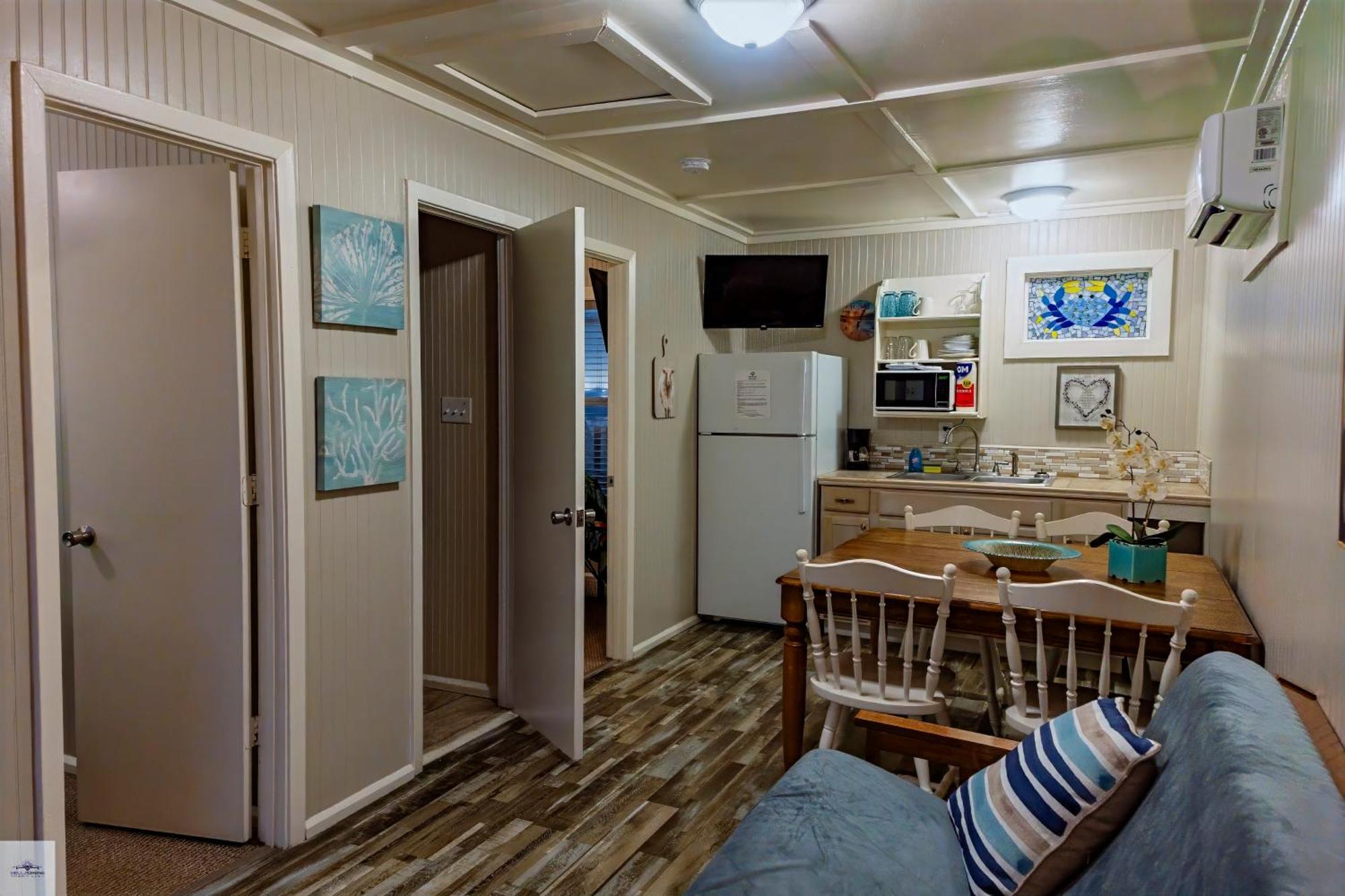 Blue Dolphin Inn And Cottages แกรนด์ไอล์ ภายนอก รูปภาพ