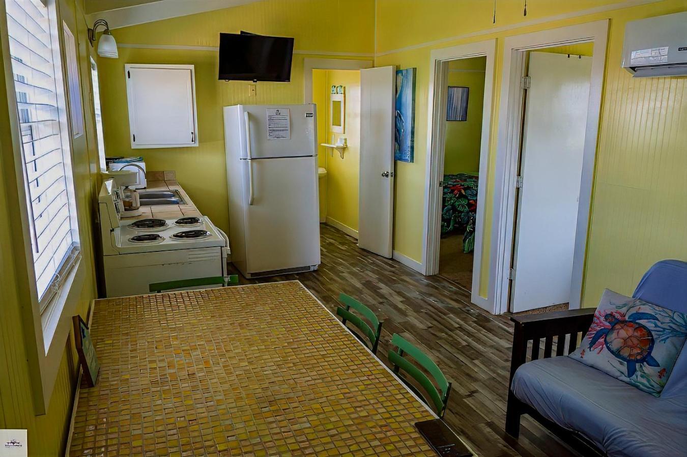 Blue Dolphin Inn And Cottages แกรนด์ไอล์ ภายนอก รูปภาพ