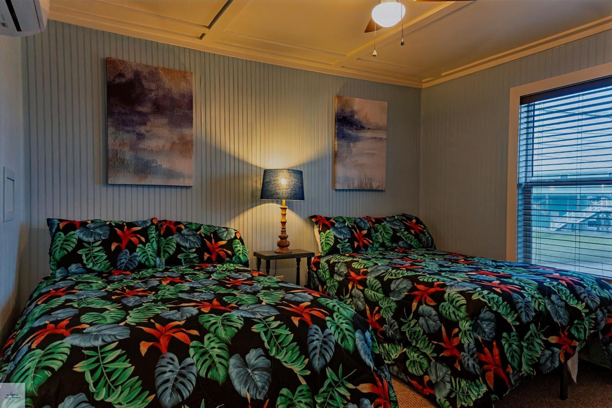 Blue Dolphin Inn And Cottages แกรนด์ไอล์ ภายนอก รูปภาพ