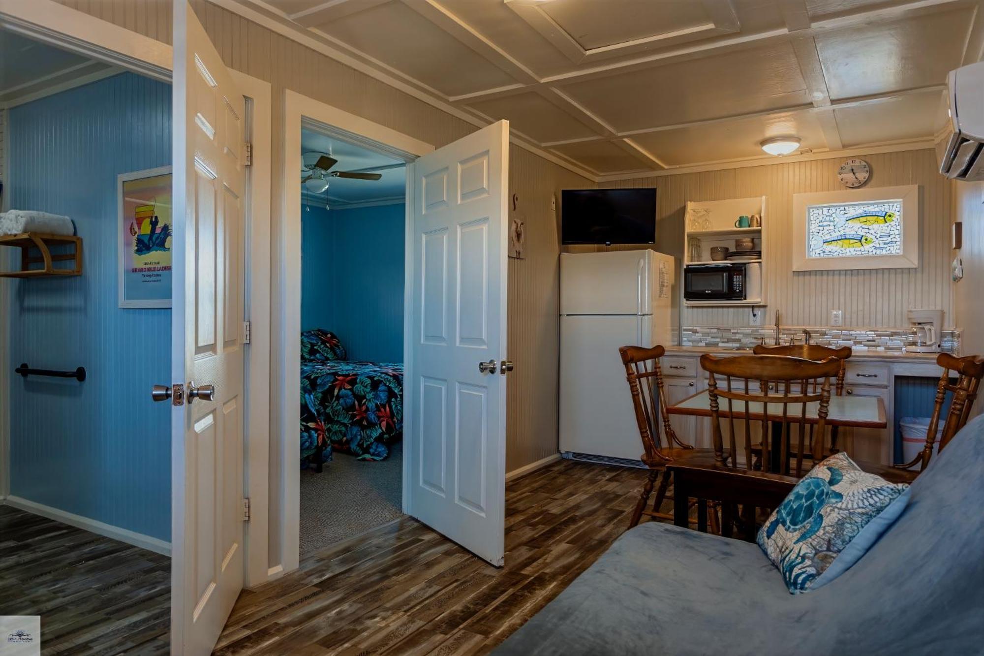 Blue Dolphin Inn And Cottages แกรนด์ไอล์ ภายนอก รูปภาพ
