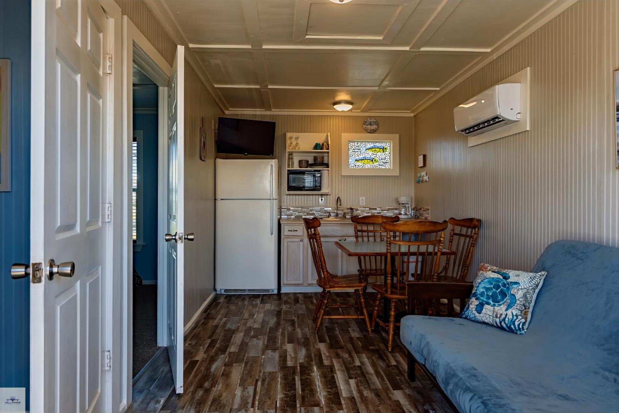 Blue Dolphin Inn And Cottages แกรนด์ไอล์ ภายนอก รูปภาพ