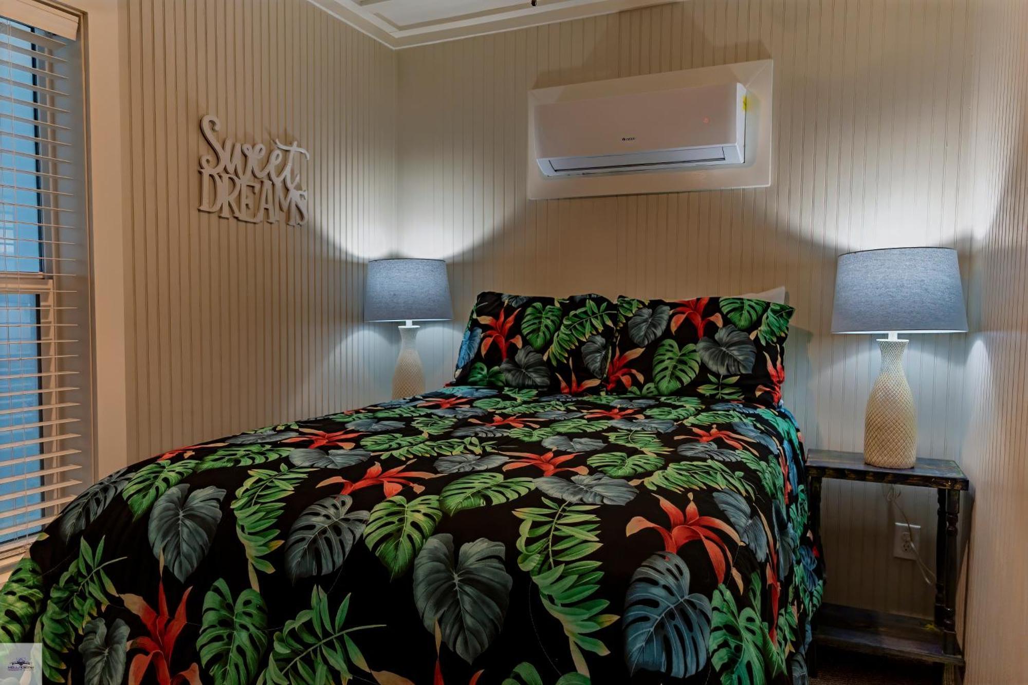 Blue Dolphin Inn And Cottages แกรนด์ไอล์ ภายนอก รูปภาพ
