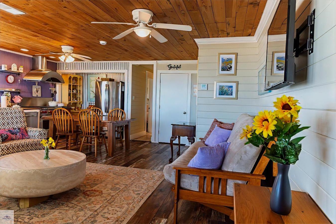 Blue Dolphin Inn And Cottages แกรนด์ไอล์ ภายนอก รูปภาพ