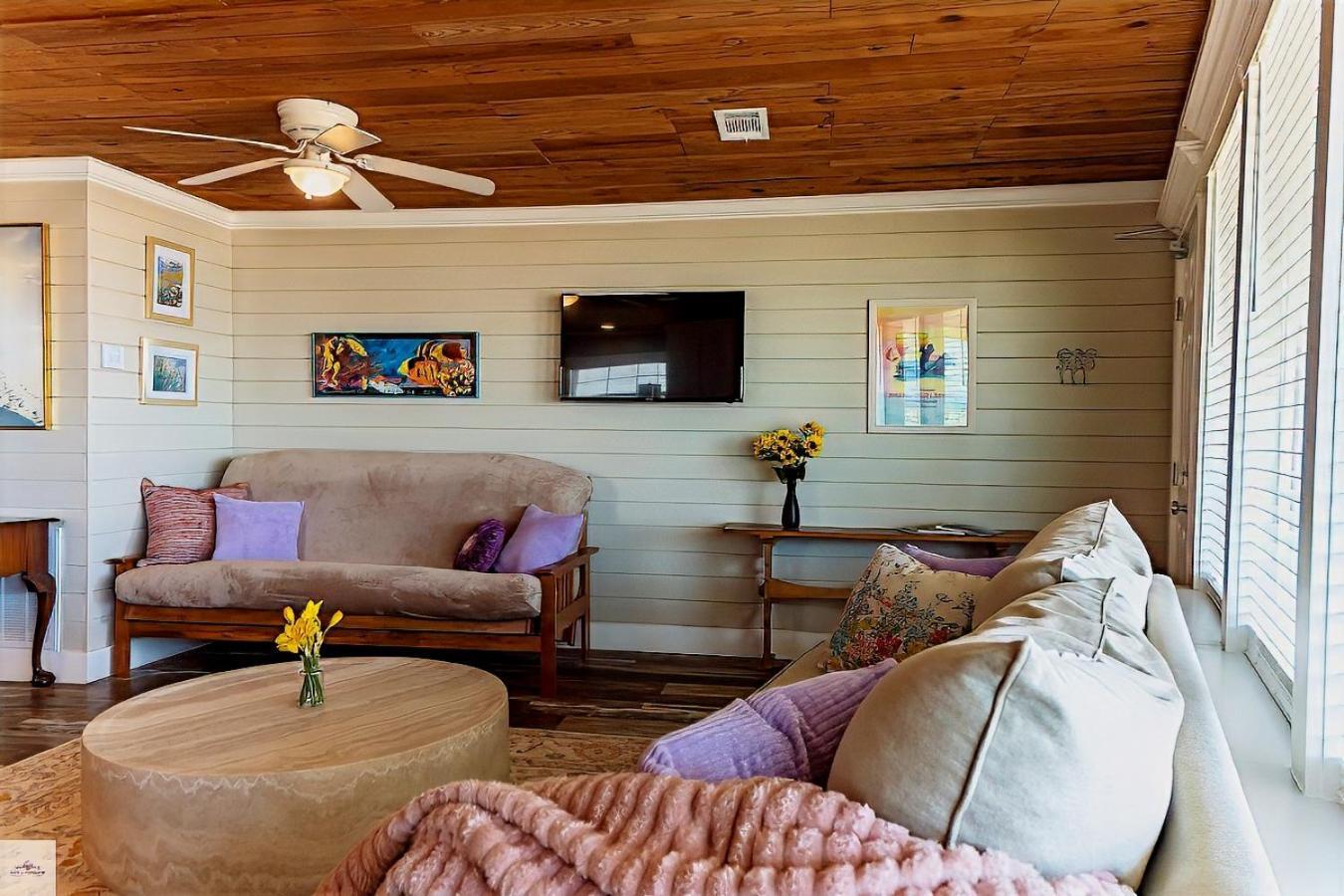Blue Dolphin Inn And Cottages แกรนด์ไอล์ ภายนอก รูปภาพ